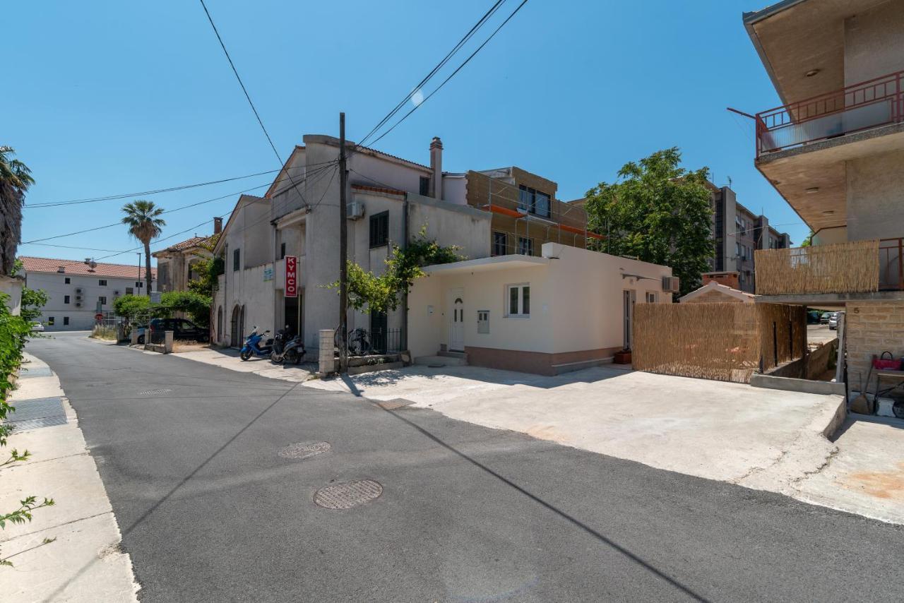 Small Private House With A Terrace In Trogirアパートメント エクステリア 写真