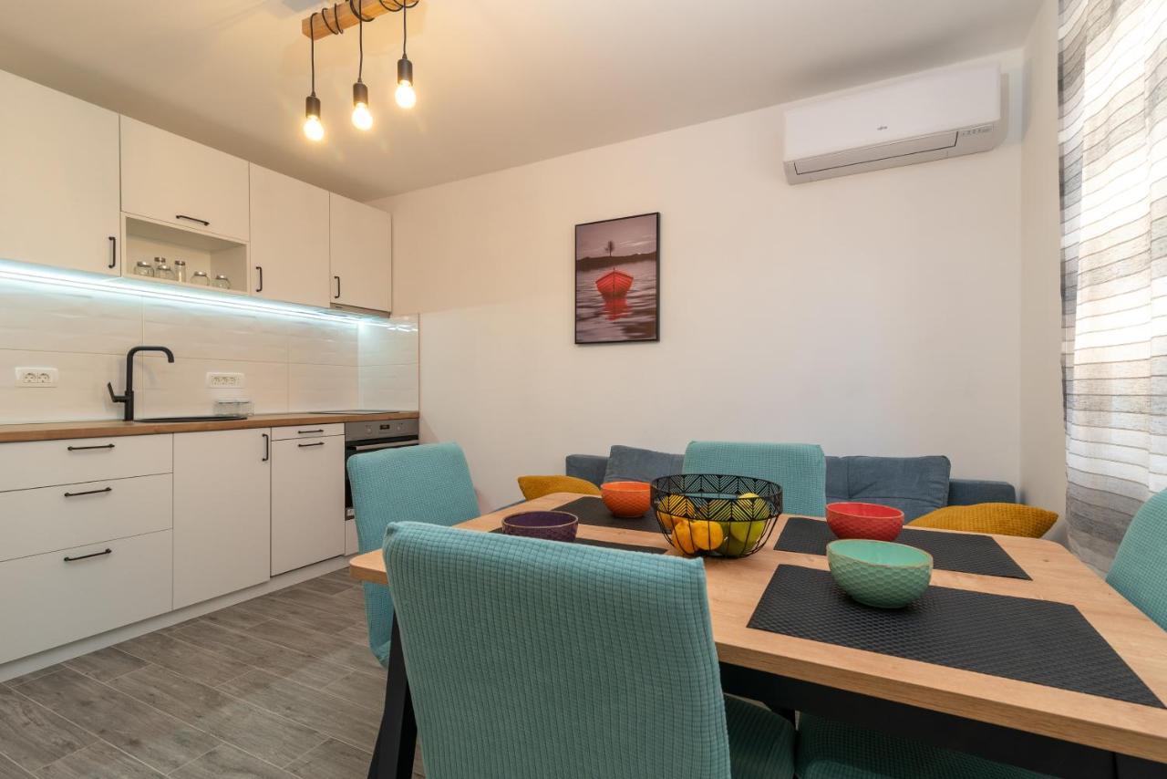 Small Private House With A Terrace In Trogirアパートメント エクステリア 写真